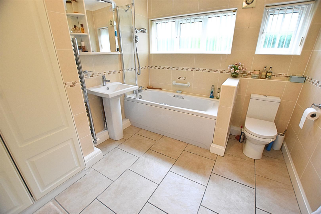 EN SUITE BATHROOM
