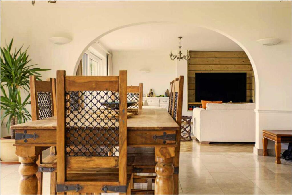8. Dining Room.jpg