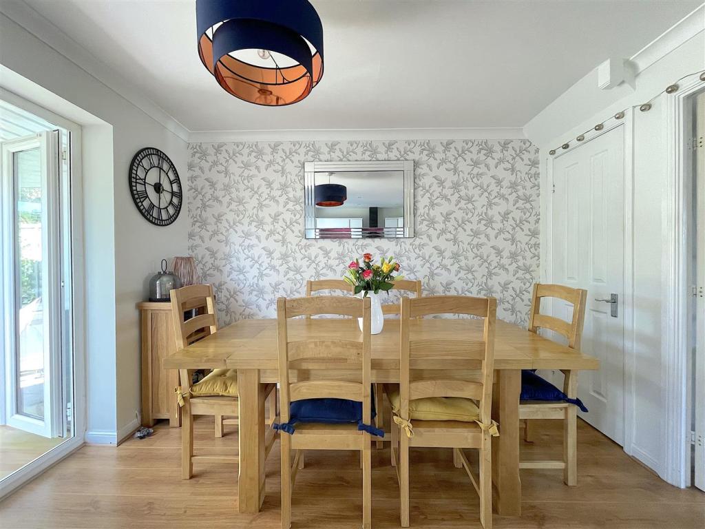 Dining Area (1).jpeg
