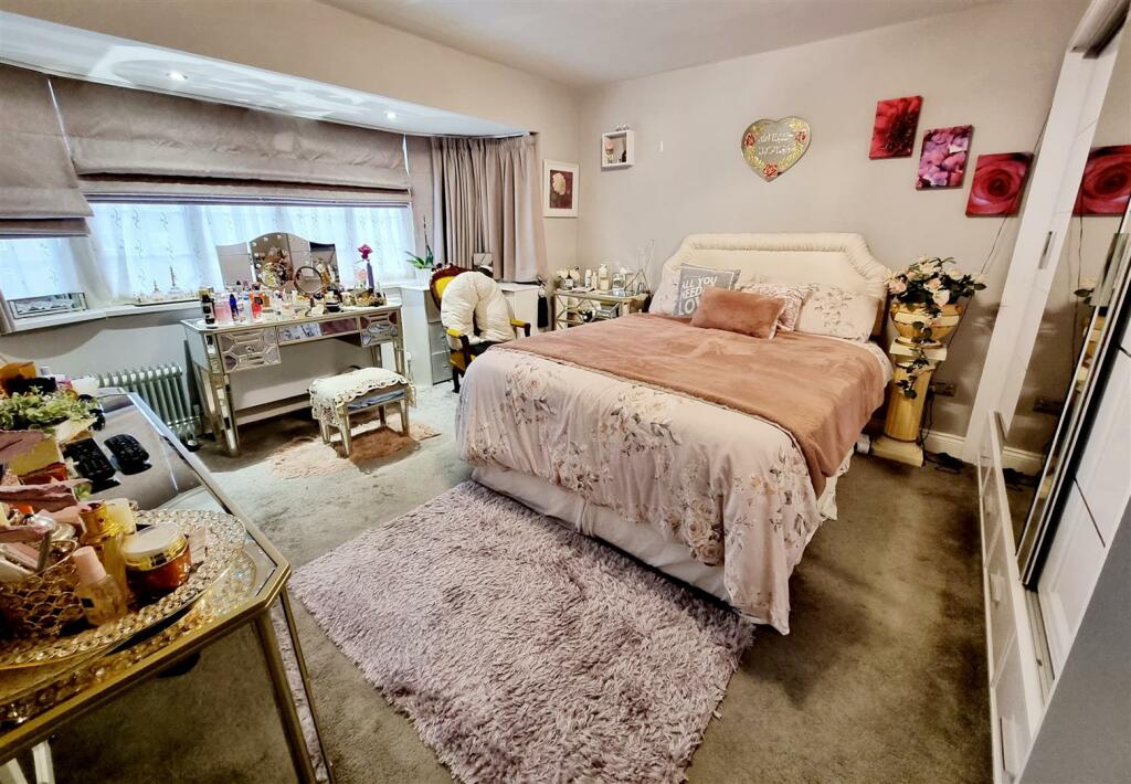 BEDROOM 1: