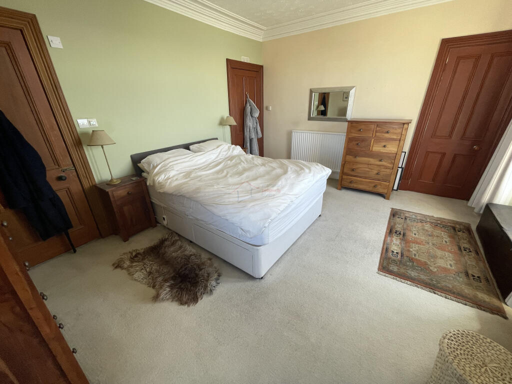 Master bedroom a.JPG