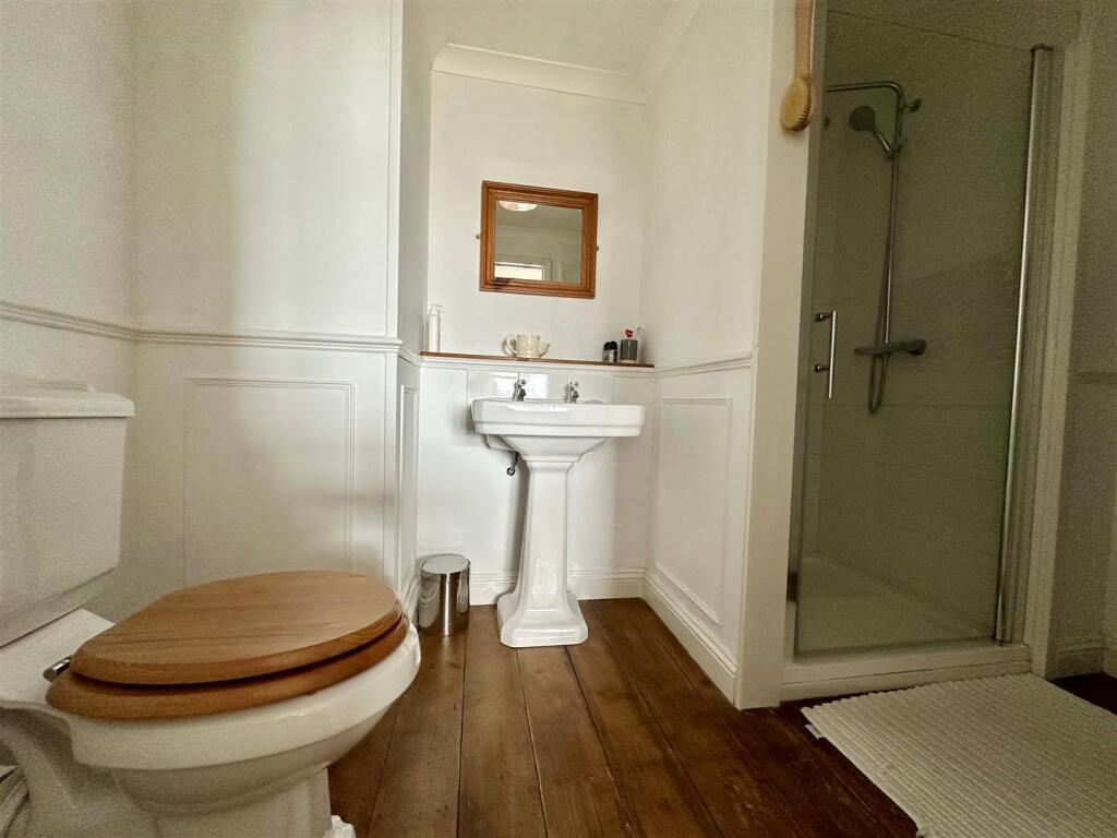 Bedroom 2 En-suite.jpg