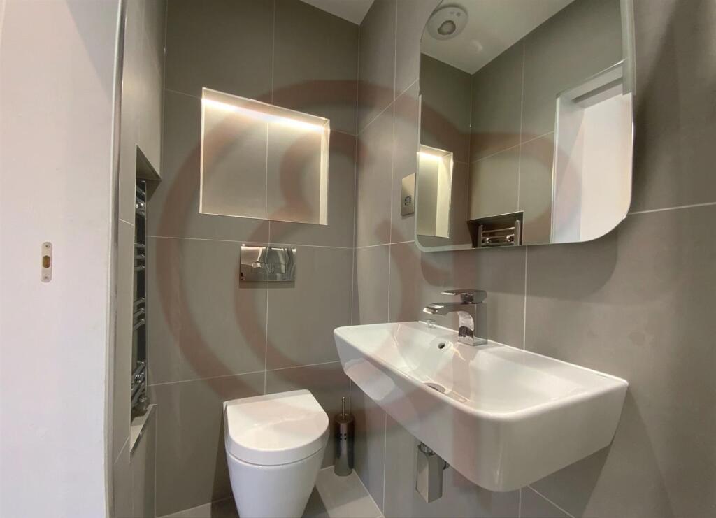 Master bathroom 1.jpg