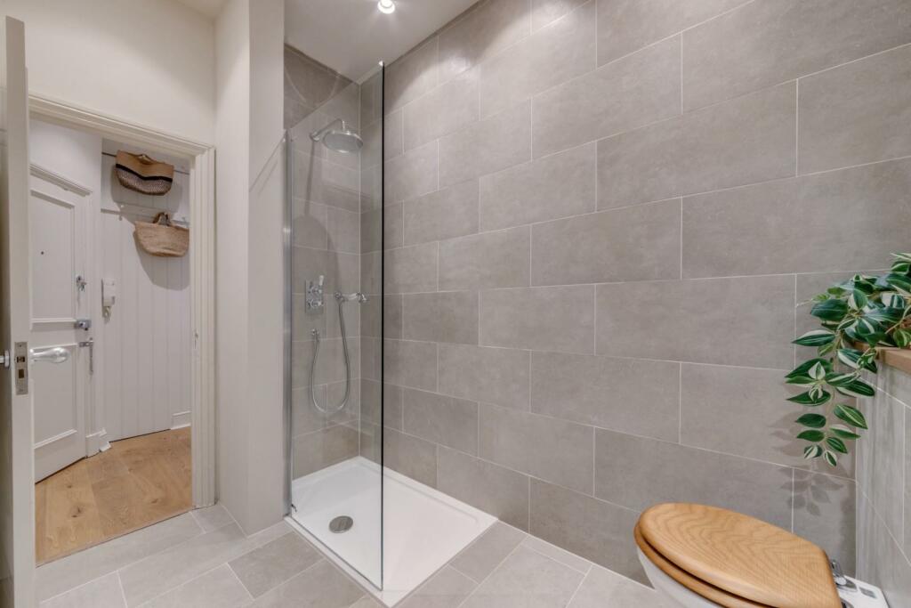 BATHROOM 2.jpg