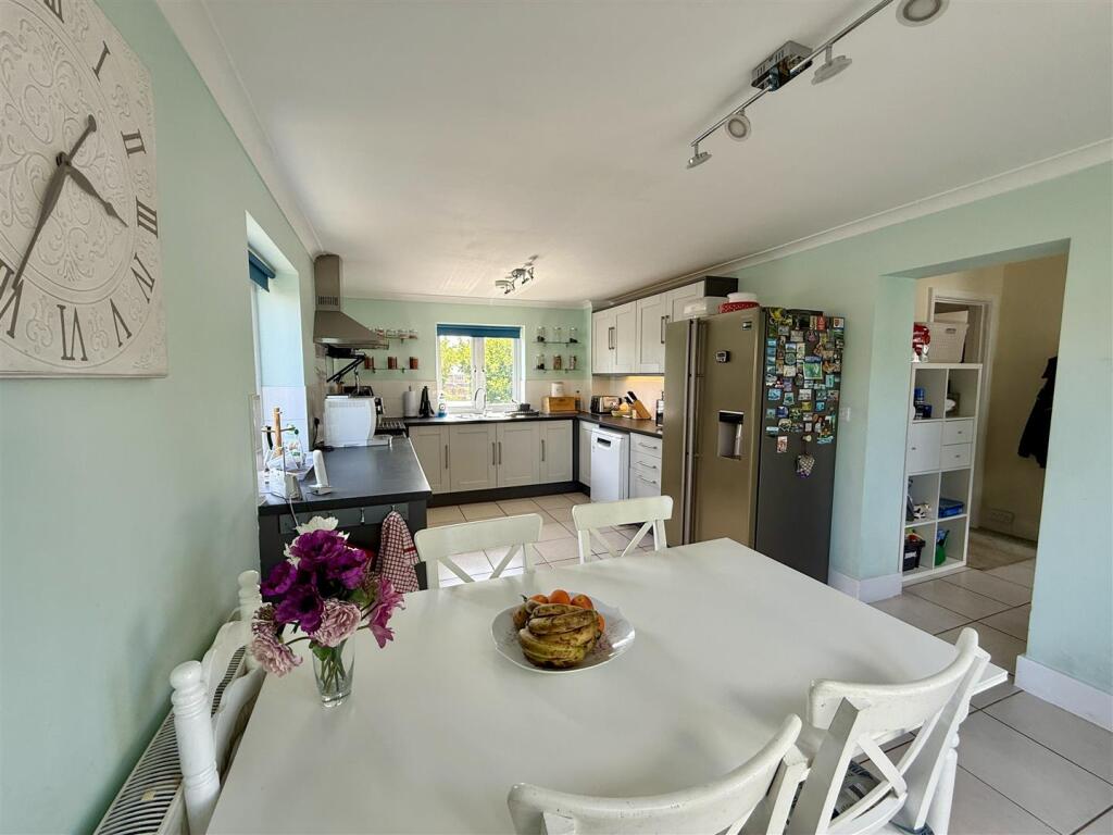 Kitchen/Dining Room: