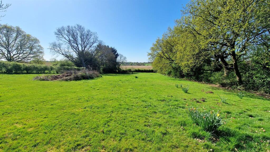 DISTANT VIEW TO END OF GARDEN.jpg