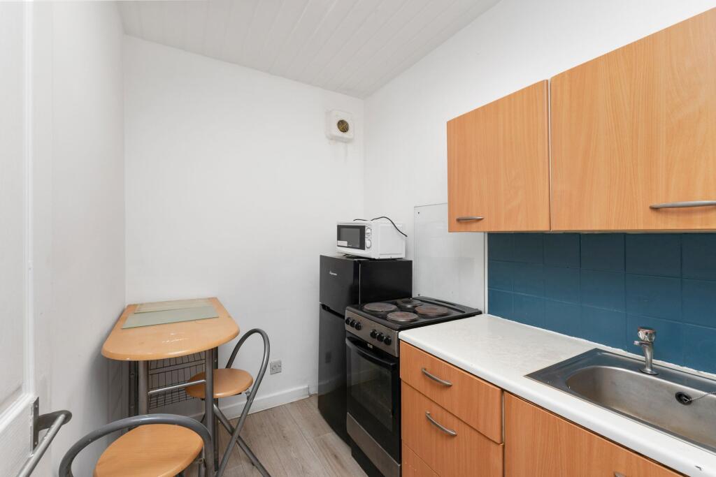 Kitchen/Breakfasting Area