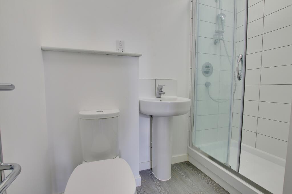 Flat 1, 40 East Street, St Ives, shower