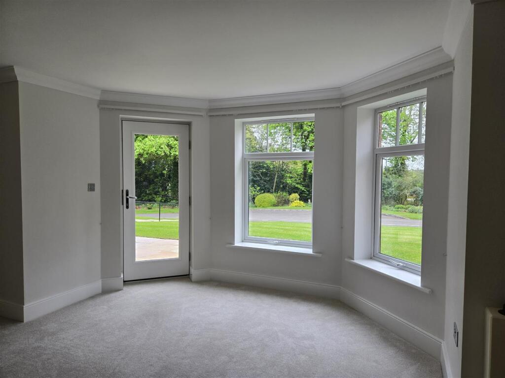4 Middleton Woods - lounge.jpg