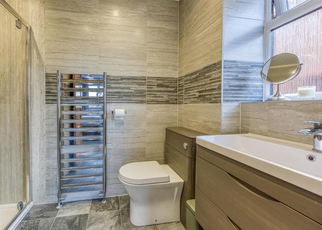 49 Penleigh Gardens-Bathroom (2).jpg