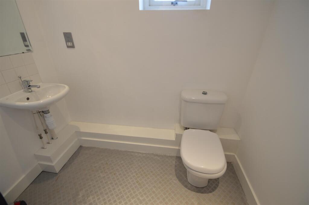 47alex-Bathroom.JPG