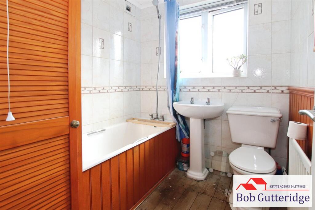 FIRST FLOOR BATHROOM