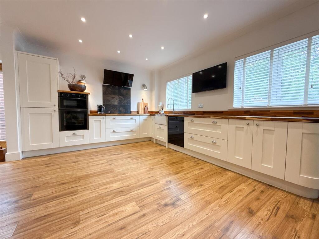 OPEN PLAN KITCHEN DINING ROOM