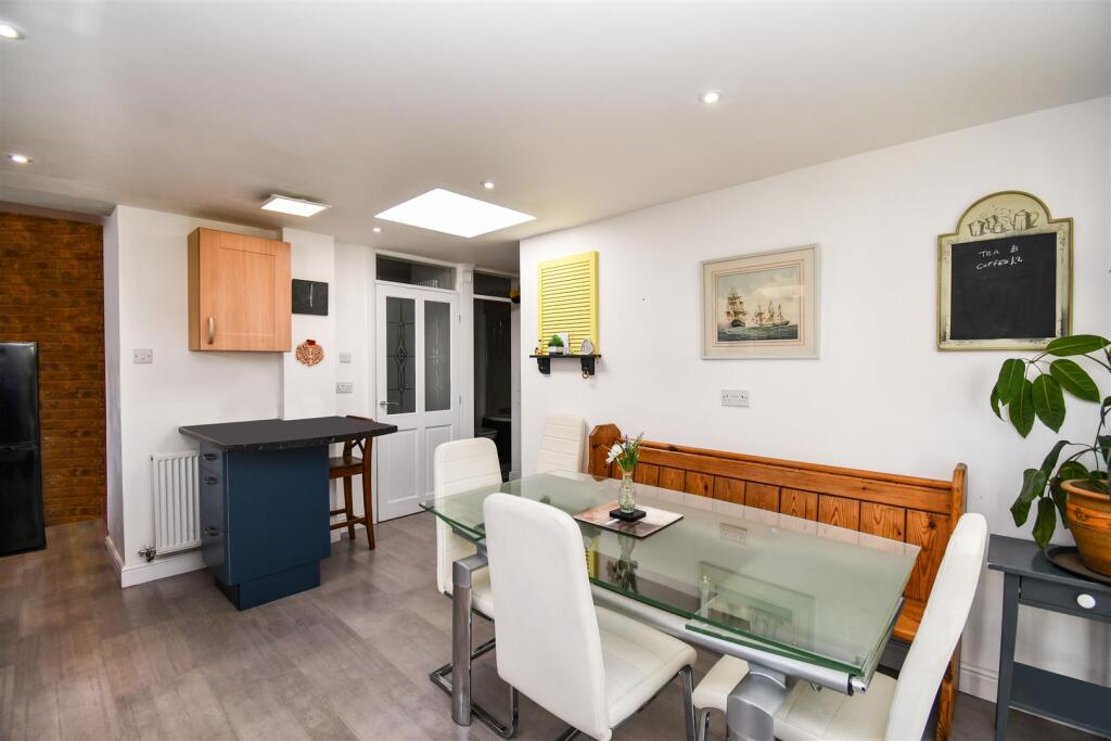 Kitchen / dining room