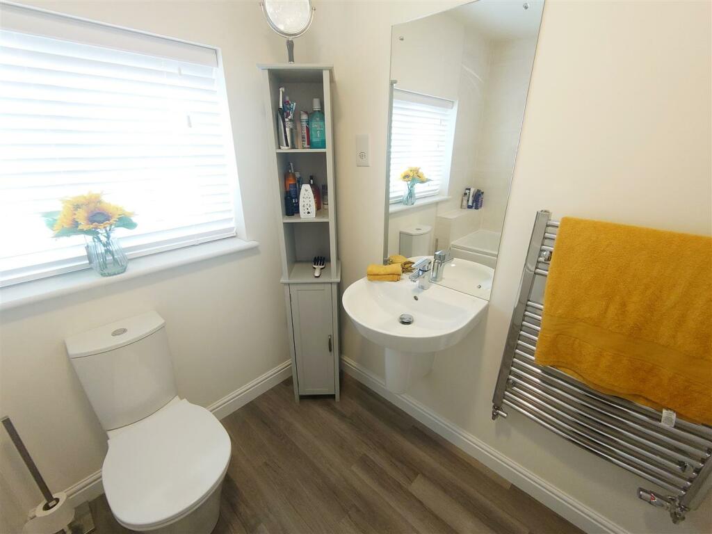 Bathroom b.jpg