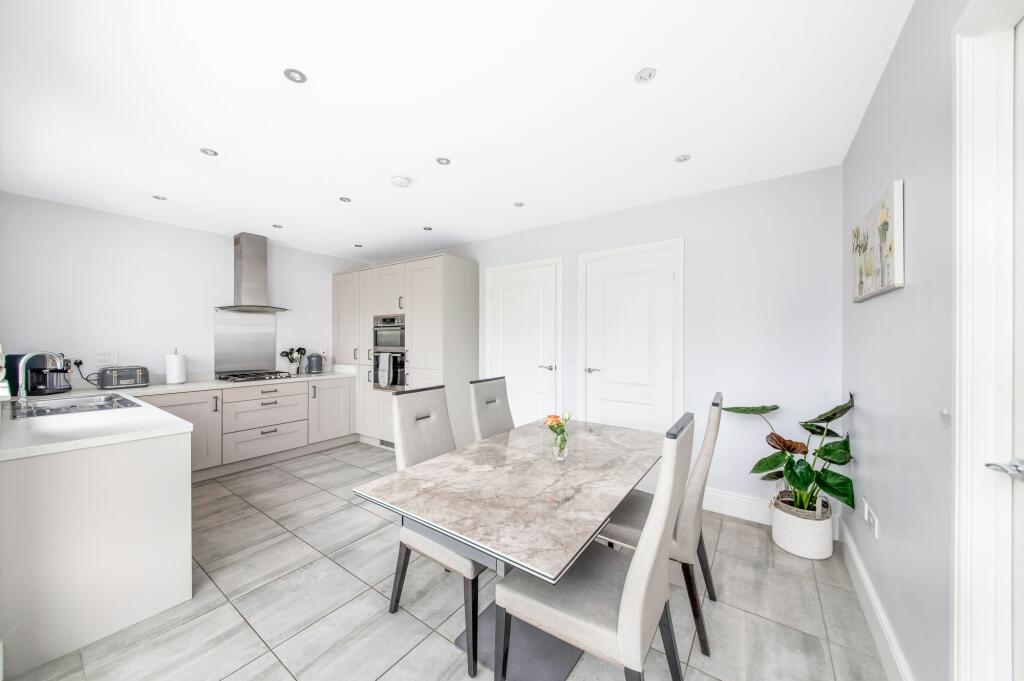 OPEN-PLAN DINING KITCHEN