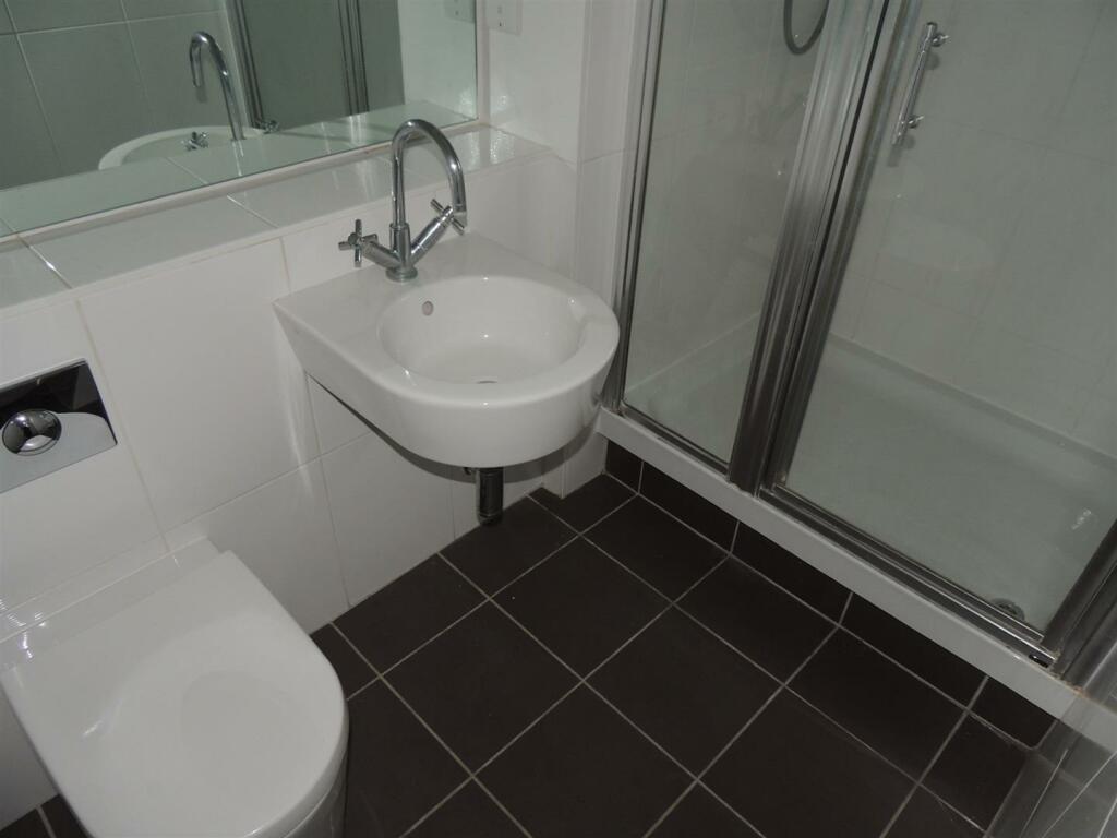 EN-SUITE SHOWER ROOM