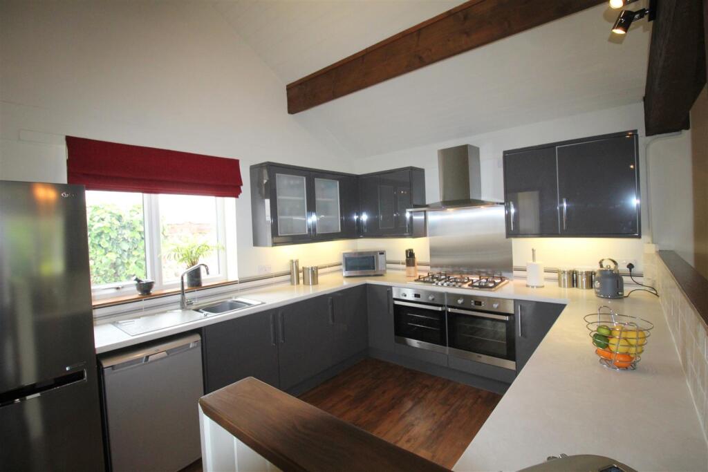 Fieldway, 4 Kitchen.JPG