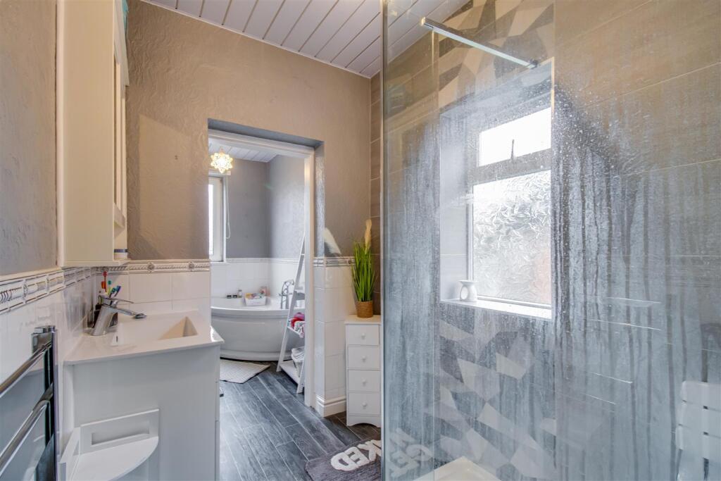 EN SUITE BATHROOM/W.C.