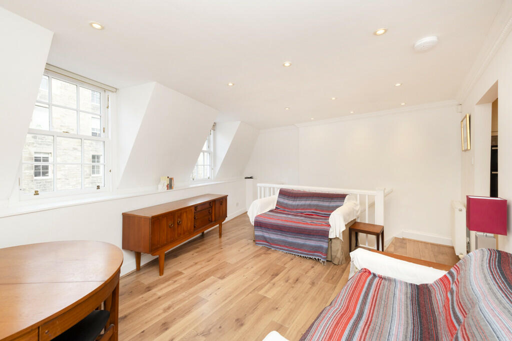 Sitting/Dining Room 