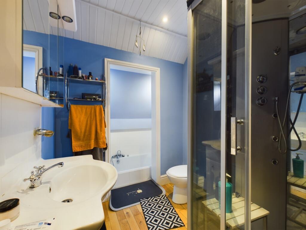Bathroom - EweMove Sales and Lettings