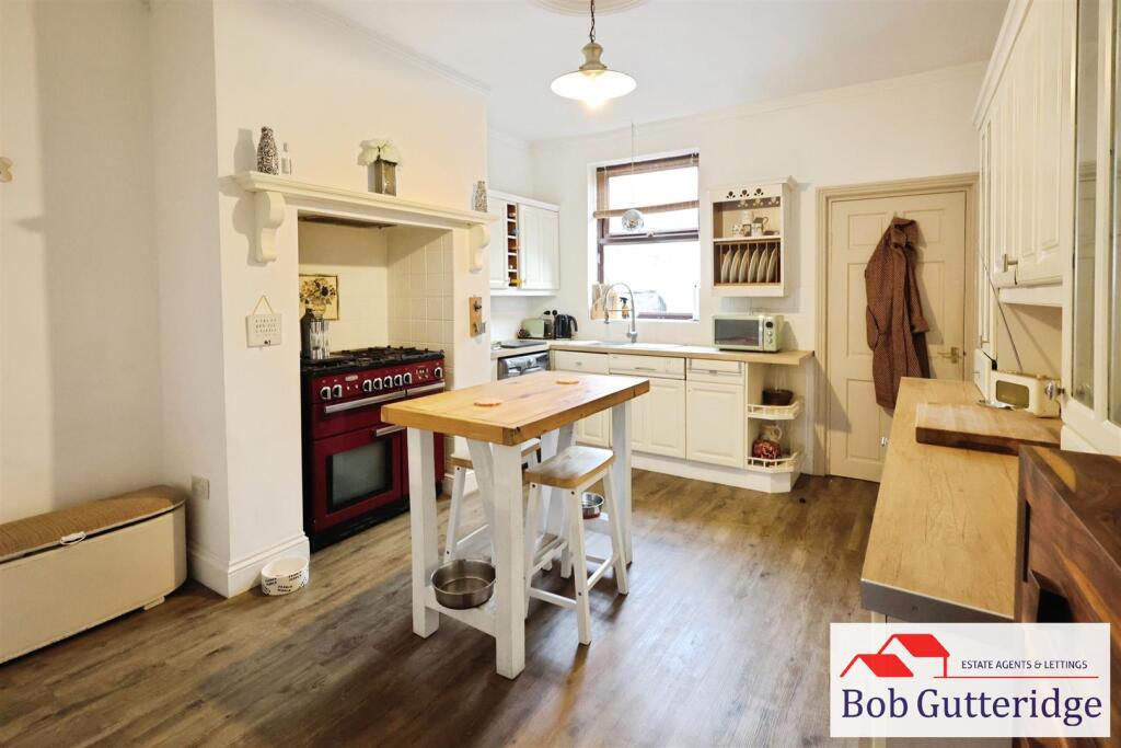 FITTED KITCHEN / DINER