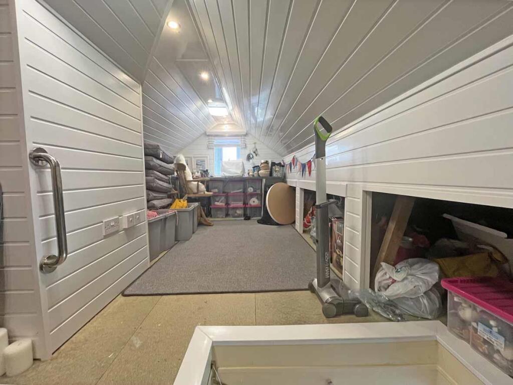 Hawkinge Gardens 34 Loft Area 2.jpg