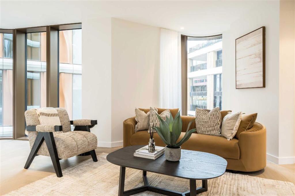 Triptych Place, London Bridge