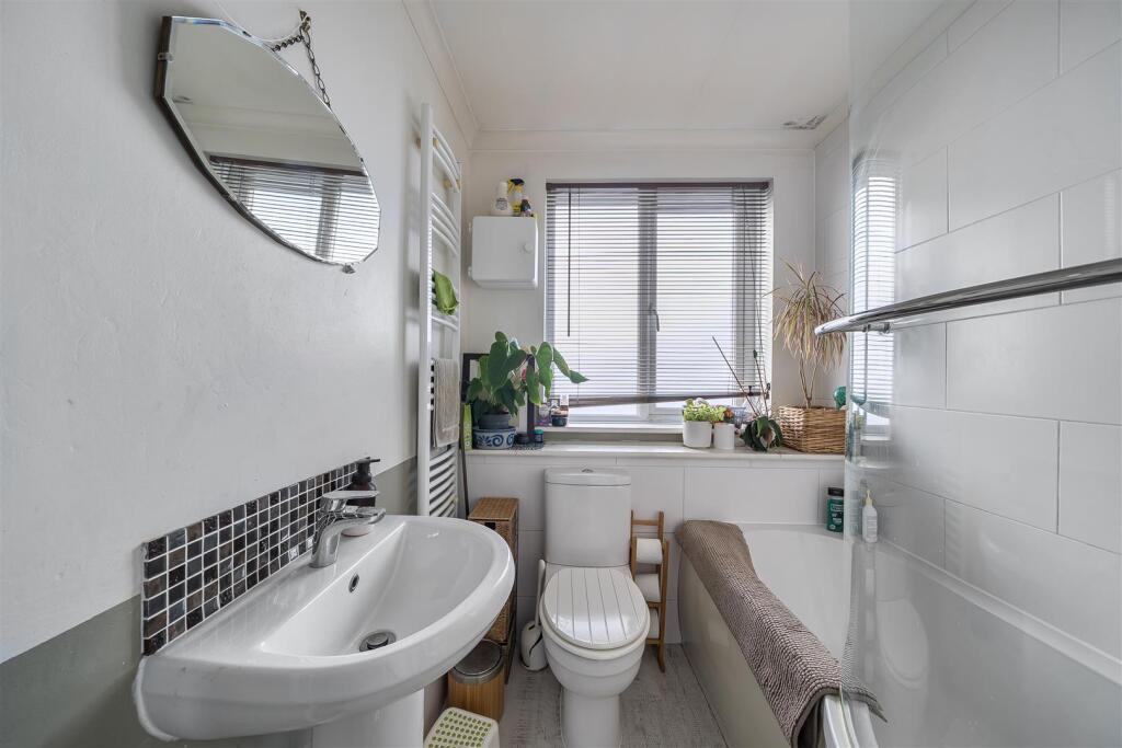 Malvern Way - Bathroom.jpg