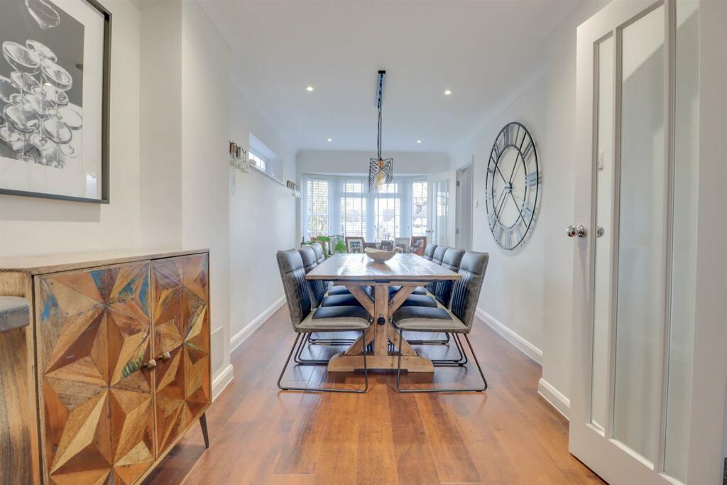 77 SOUTHEND ROAD INSIDE.jpg