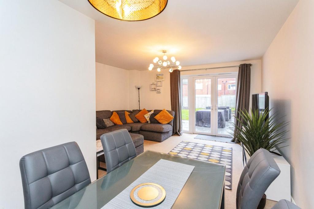 Lounge/Dining Room