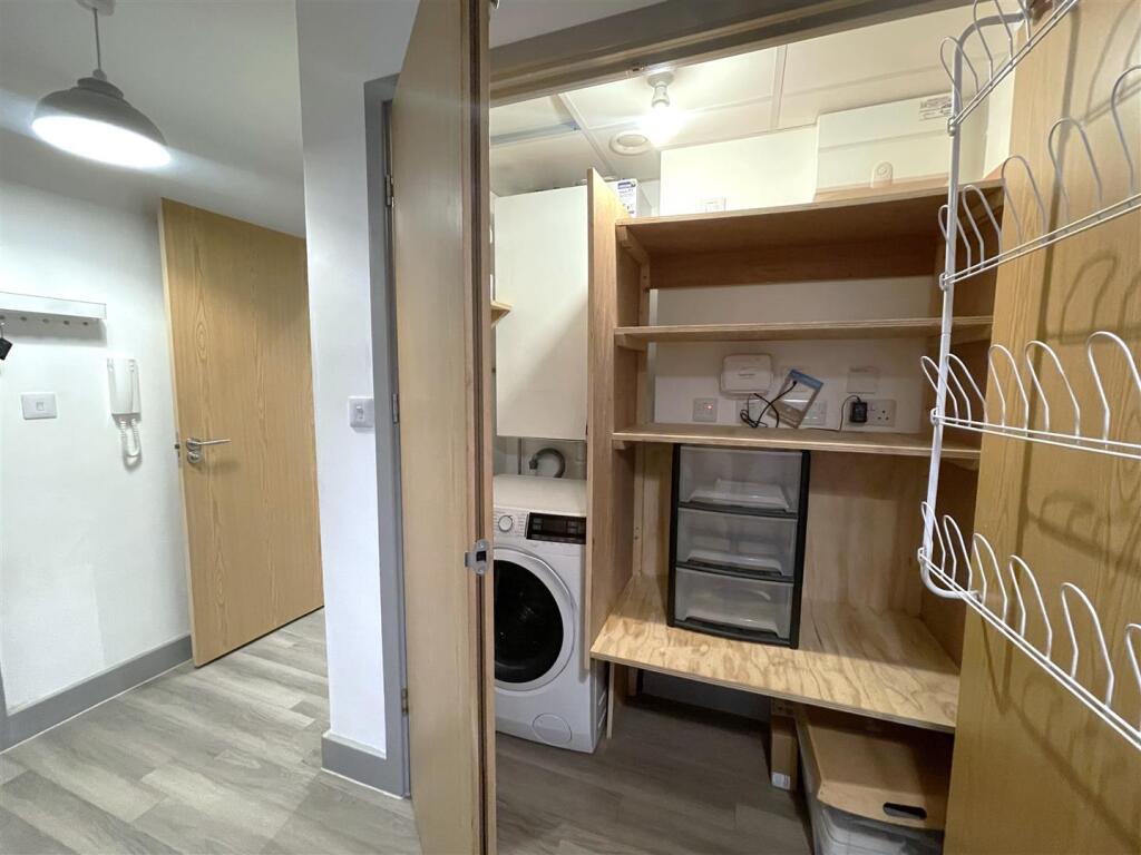 8 - 2 Bedroom Flat for Auction, Paintworks.JPG