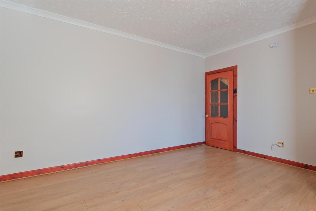 011-11 Hillhead Crescent Motherwell ML1 4AE.jpg