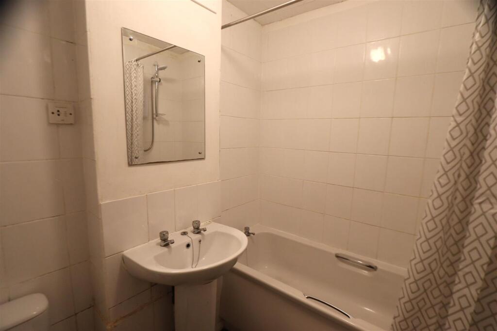 Bathroom..JPG