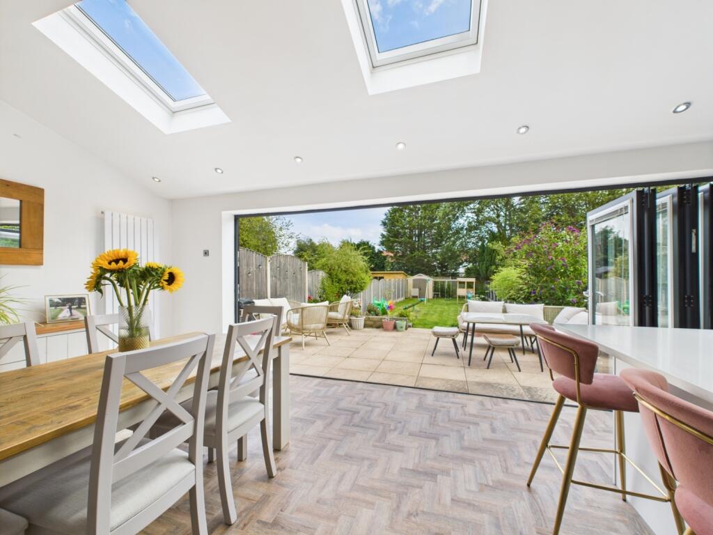 CAM02386G0-PR0140-STILL034