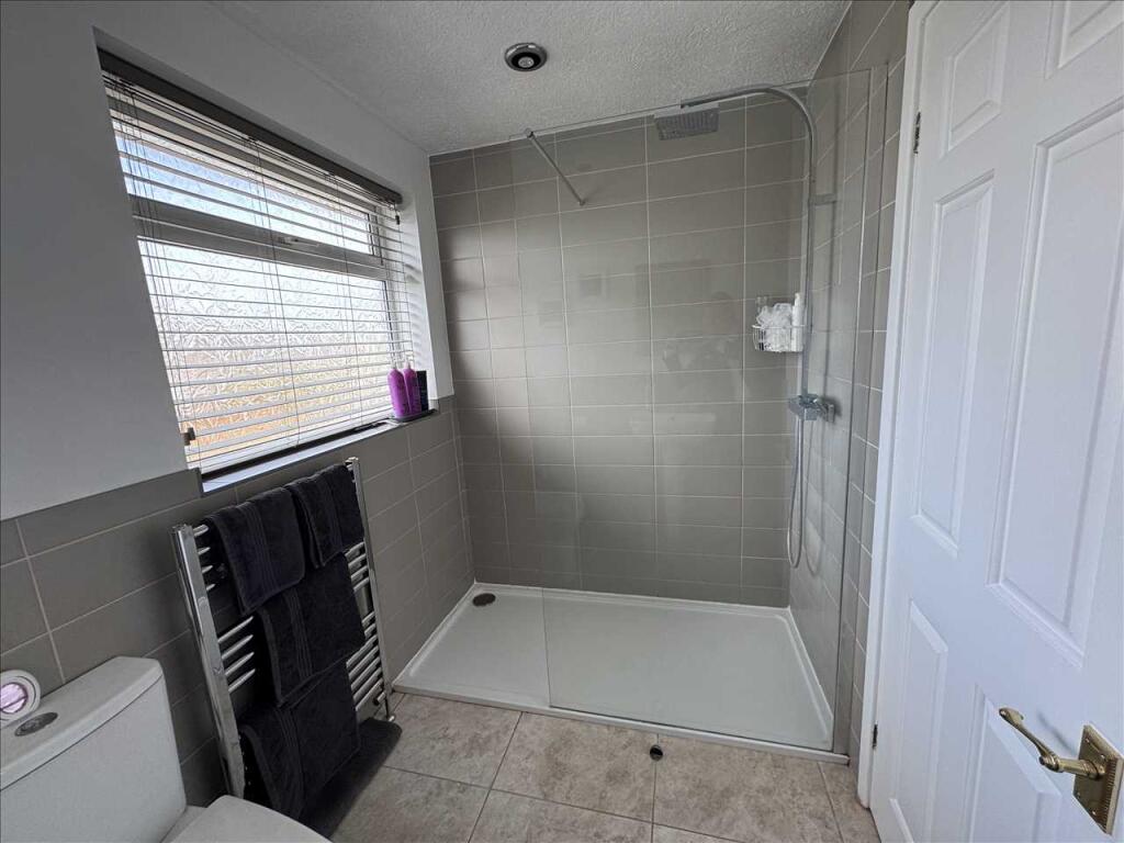 MODERN SHOWER ROOM