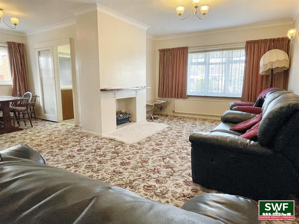 LOUNGE/DINING ROOM