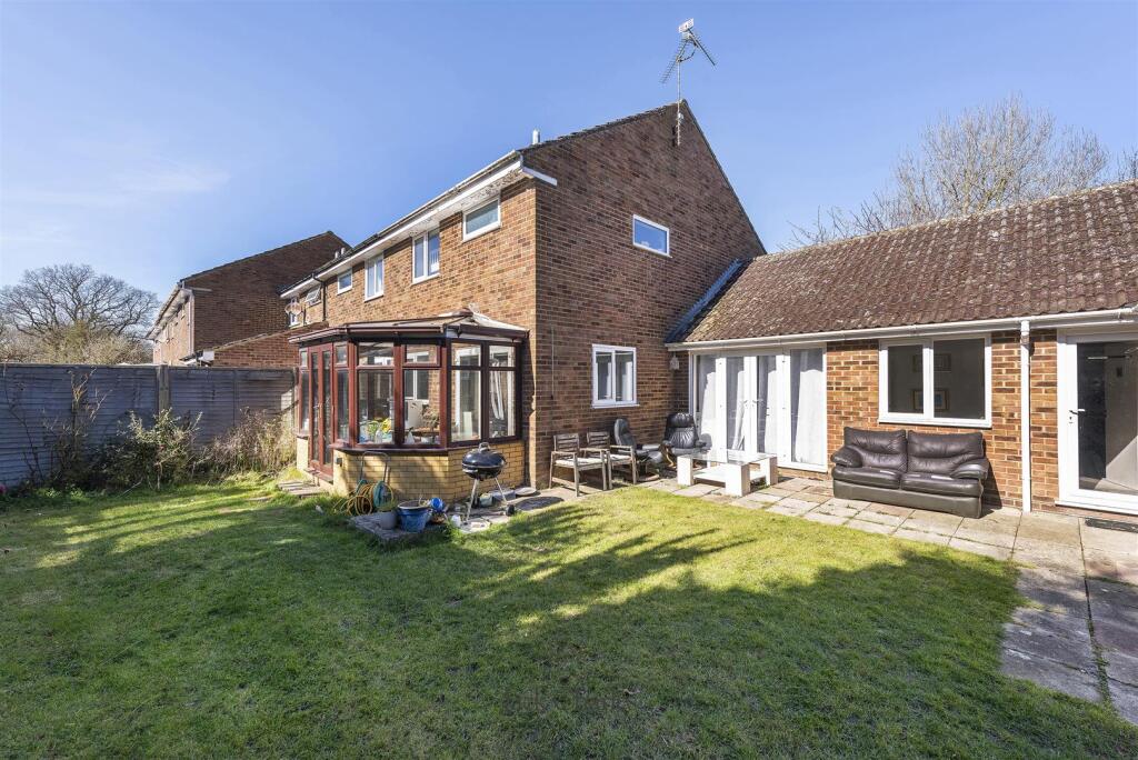 7 Stanley Close, TN12 0TA 014.jpg