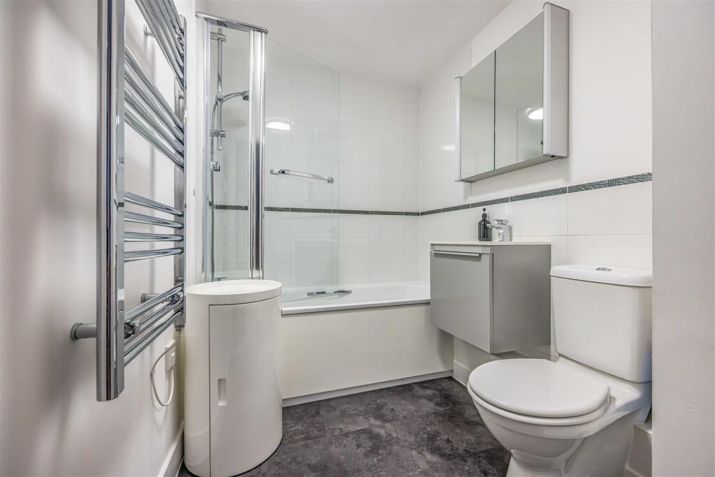 Flat 12, Bay View Gardens 14b, West Cliff Road, Bo