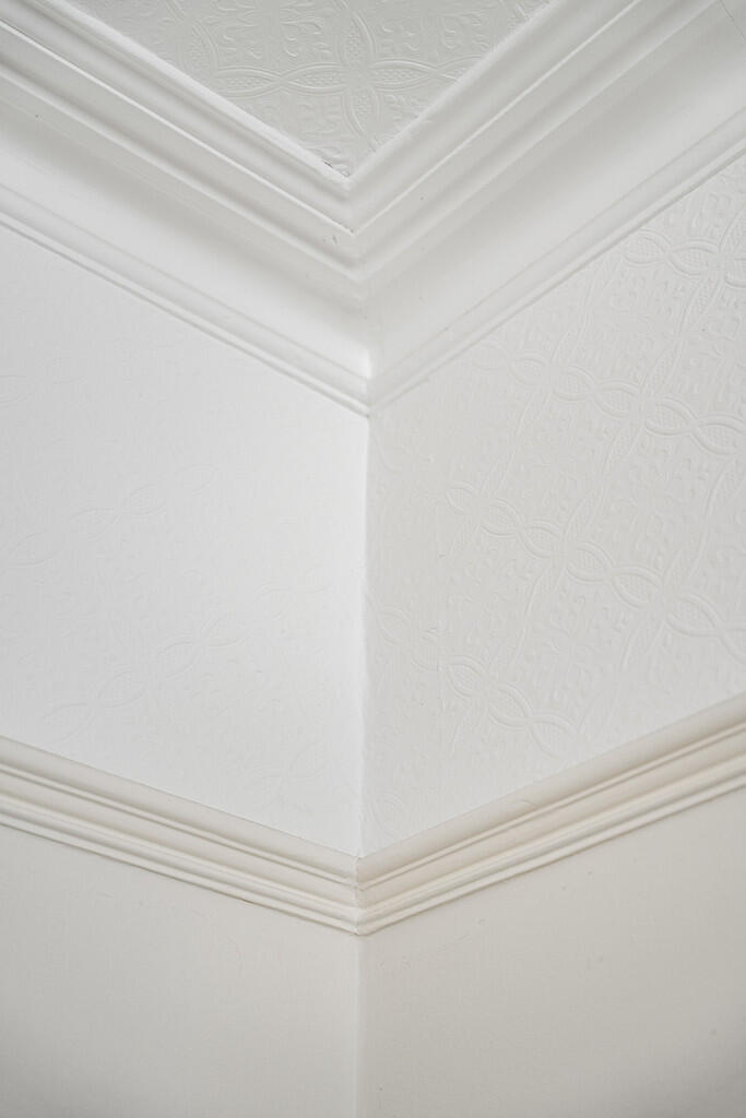 Cornice and Pictu...