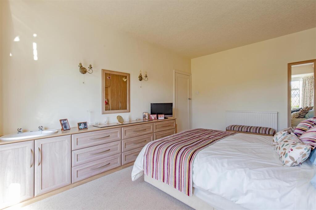 Bedroom 1-3.jpg
