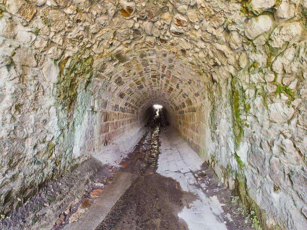 TUNNEL