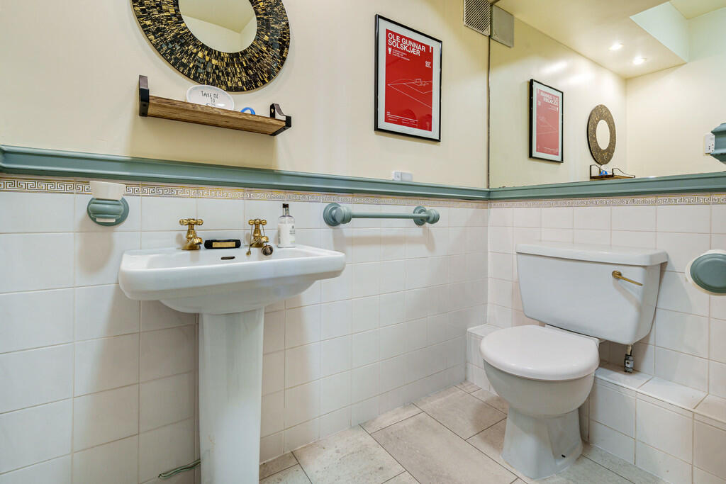 En-Suite Bathroom