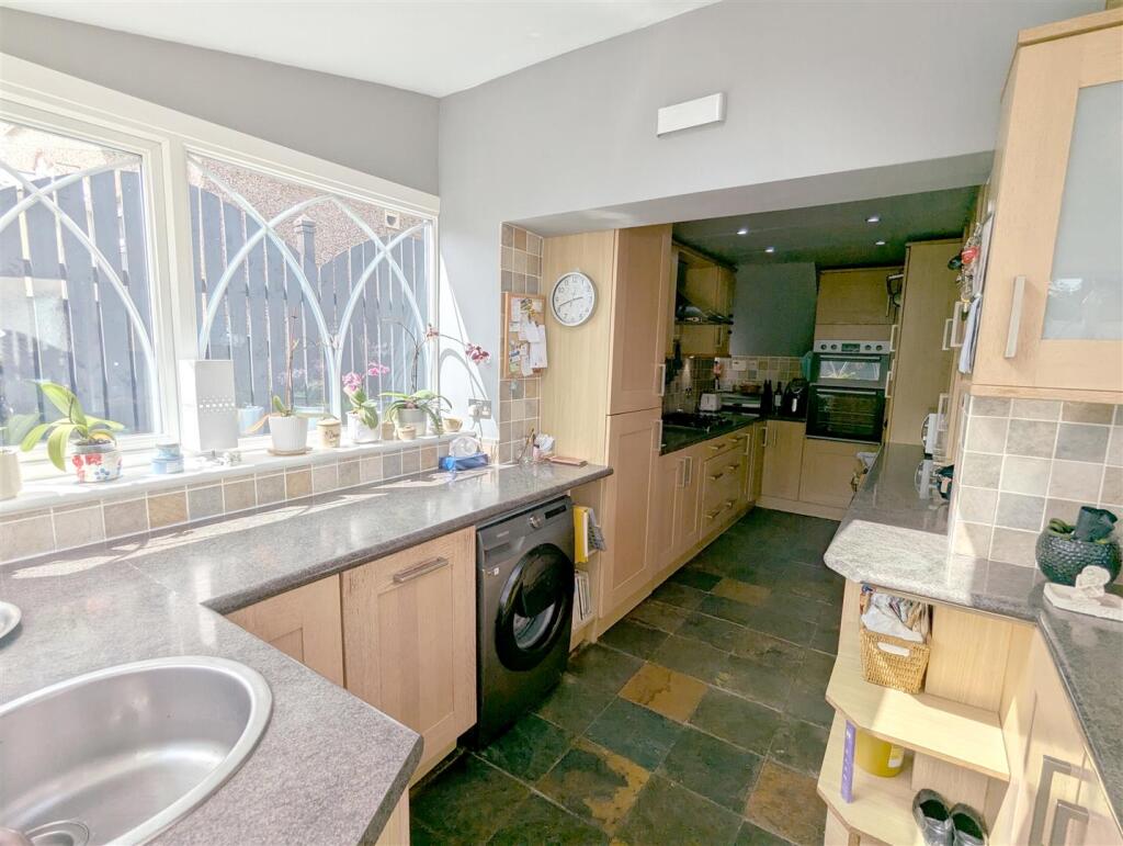 Kitchen 2.jpg