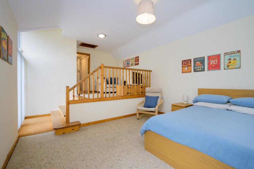 SITTING ROOM/BED 5