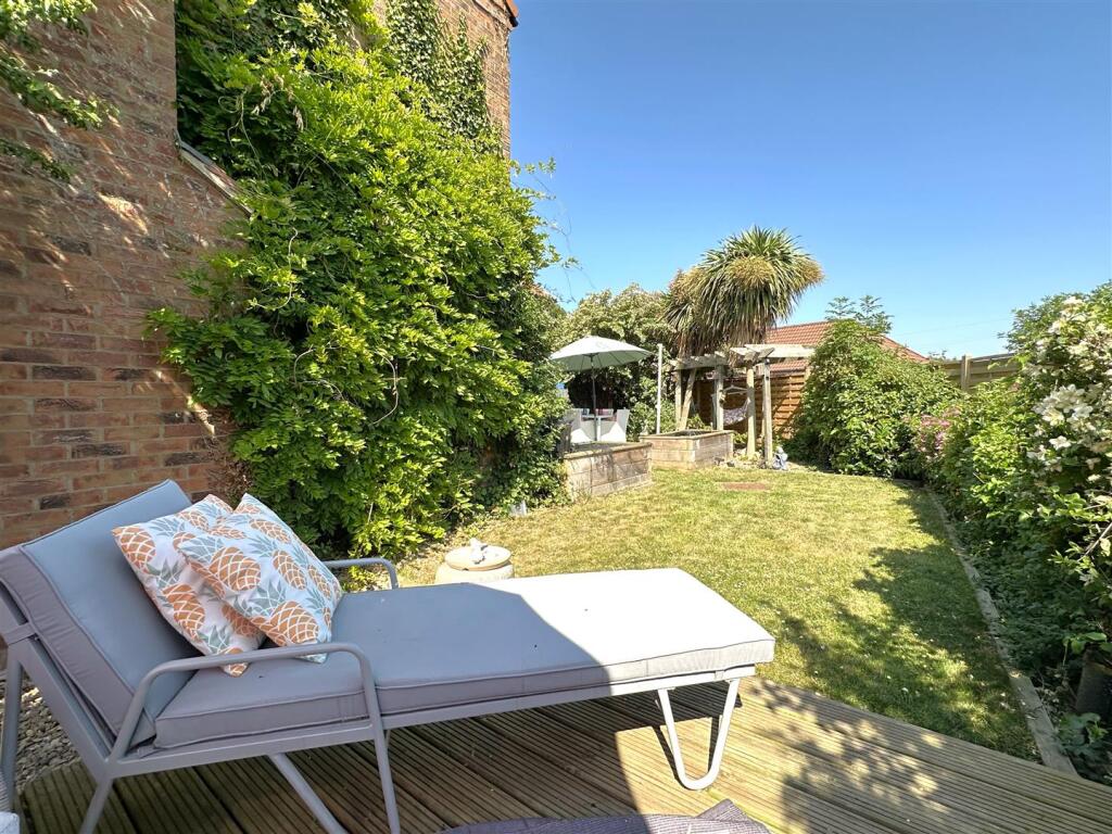 Lovely Mature Garden 116