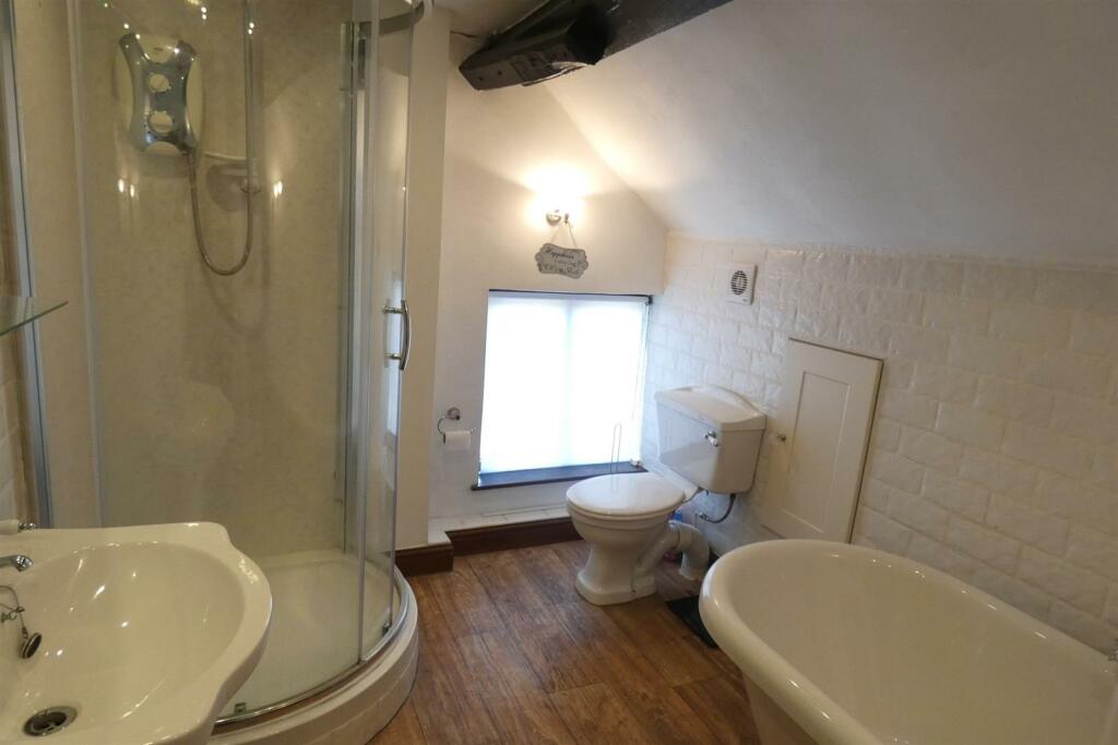 SPACIOUS BATHROOM