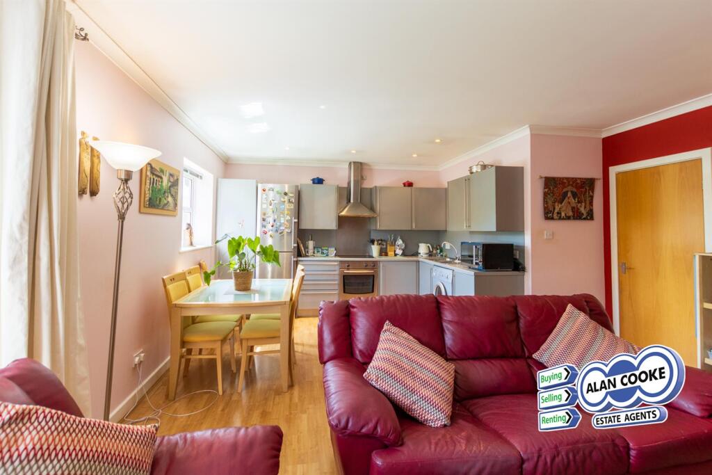 OPEN PLAN LOUNGE &amp; KITCHEN