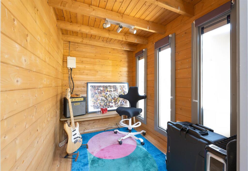 Greenstone Mews, E11