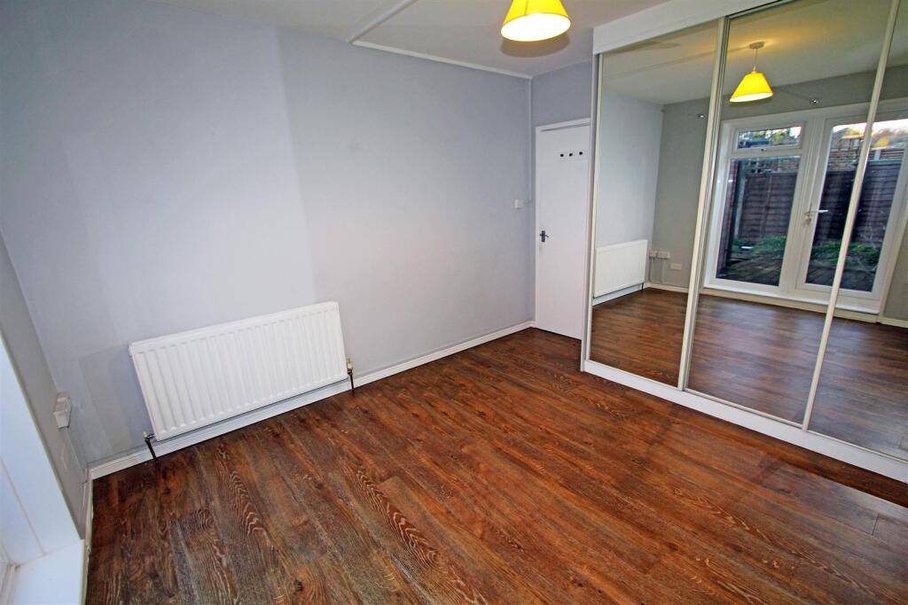 IMG_6822 bed1 wardrobes.jpg